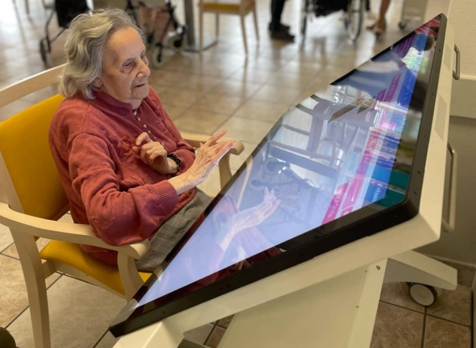 Personne utilisant la table tactile
